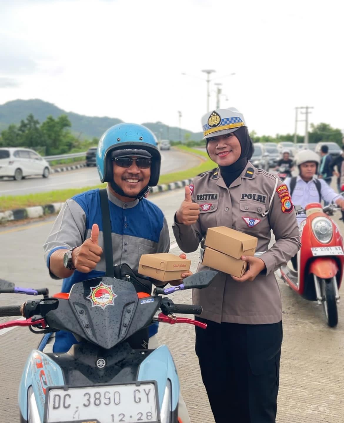 Berbagi Takjil, Ditlantas Polda Sulbar Tebar Kebaikan di Bulan Ramadhan