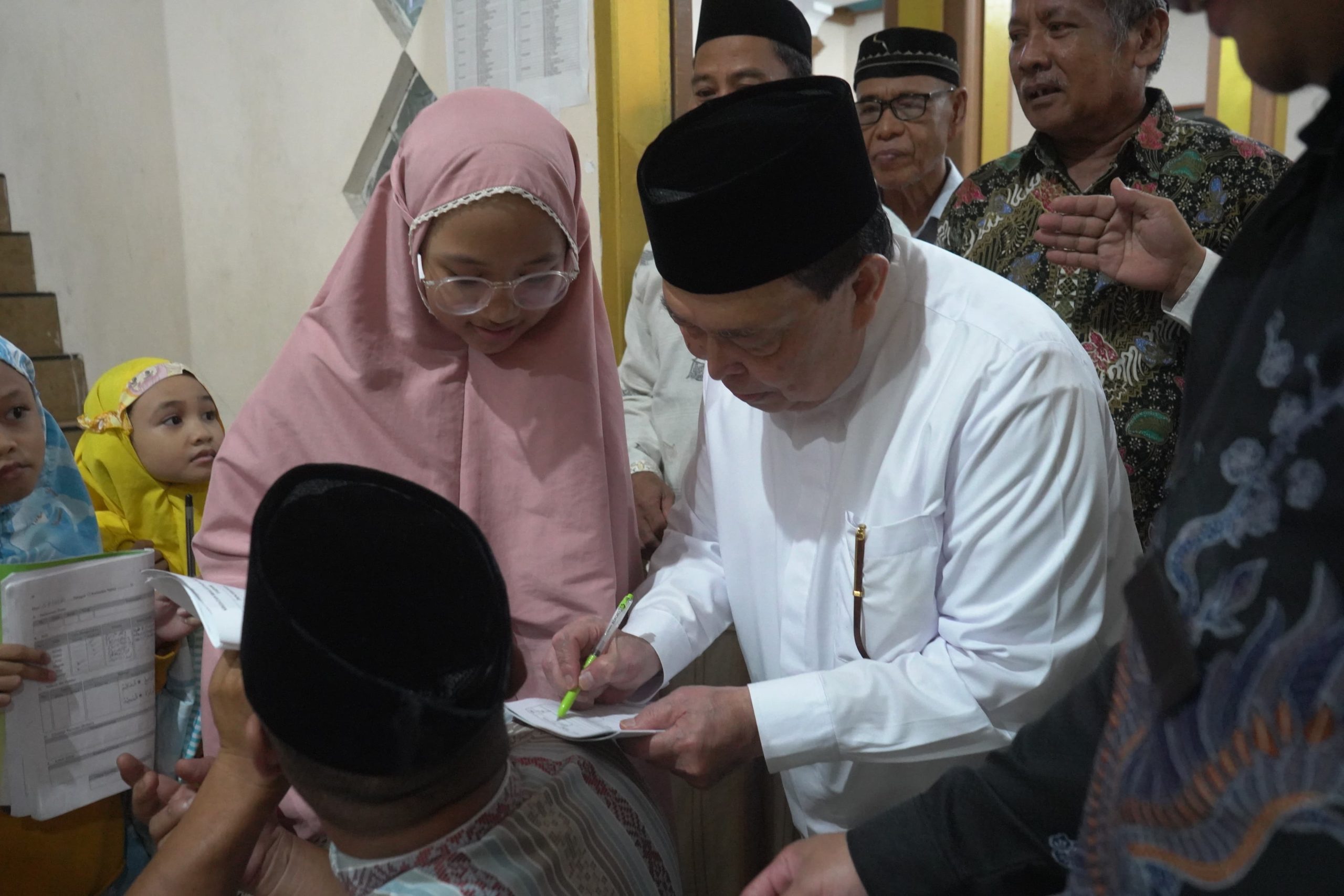 Moment Seru Anak-anak Berburu Tanda Tangan Wakil Gubernur Sulbar Usai Shalat Tarawih