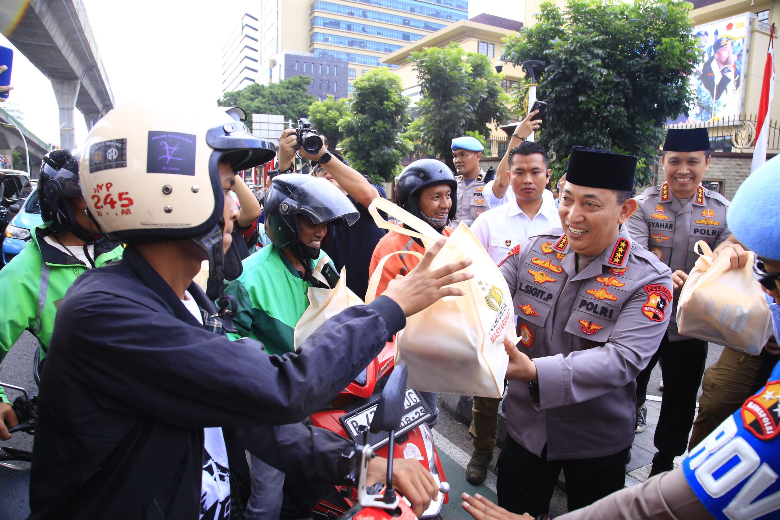 Kapolri Turun Langsung Ke Masyarakat Membagi Takjil, Di Sambut Dengan Penuh Antusias