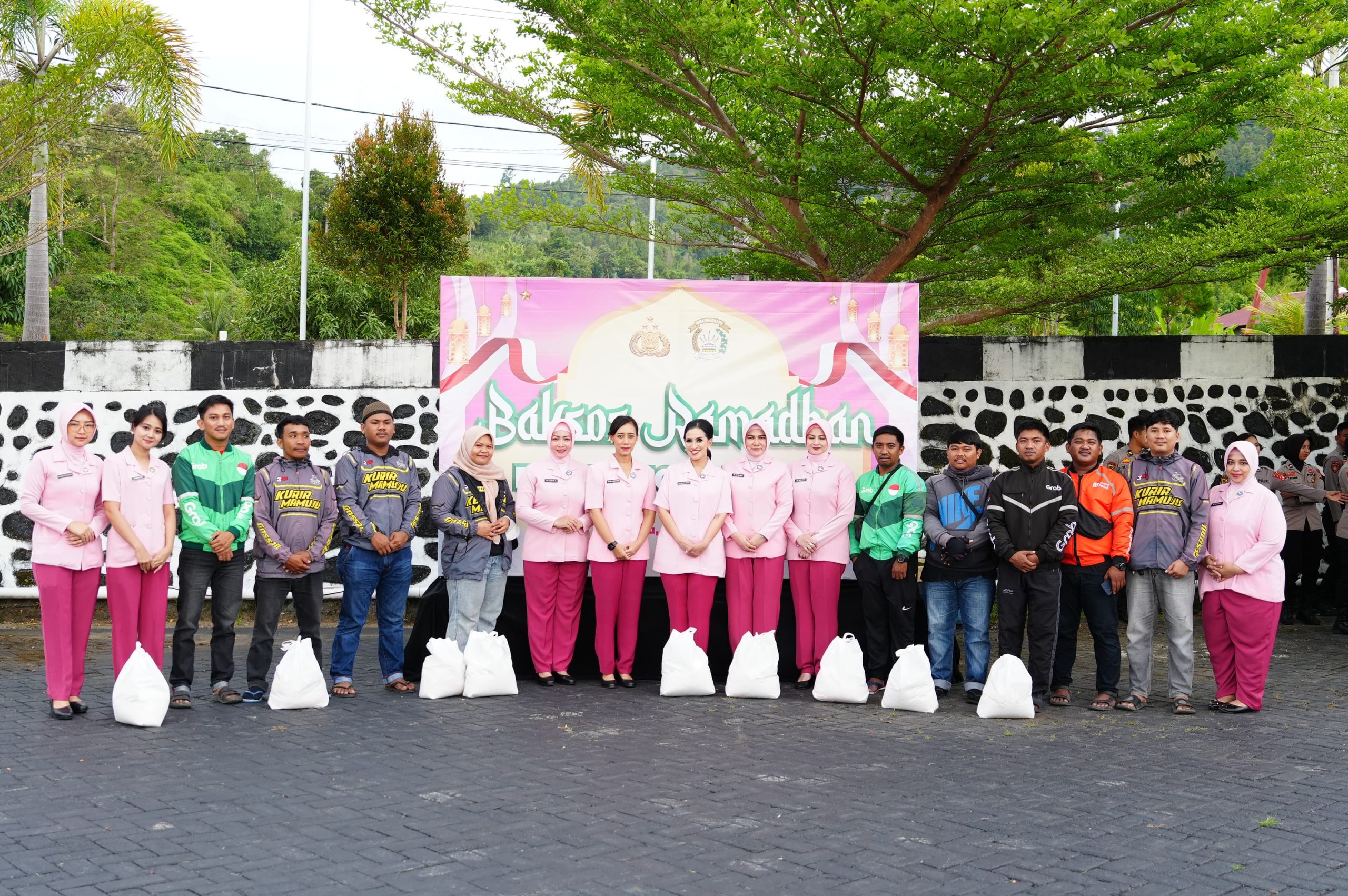 Bhayangkari Polda Sulbar: Berbagi Kebaikan di Bulan Ramadan untuk Pahlawan Jalanan