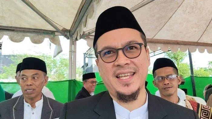 Bupati Kabupaten Mamuju Tengah, Arsal Aras dan Wakilnya, Askary Anwar kompak sholat idul fitri di pelataran Masjid Al-Arsal, Desa Topoyo, Kecamatan Topoyo, Kabupaten Mamuju Tengah