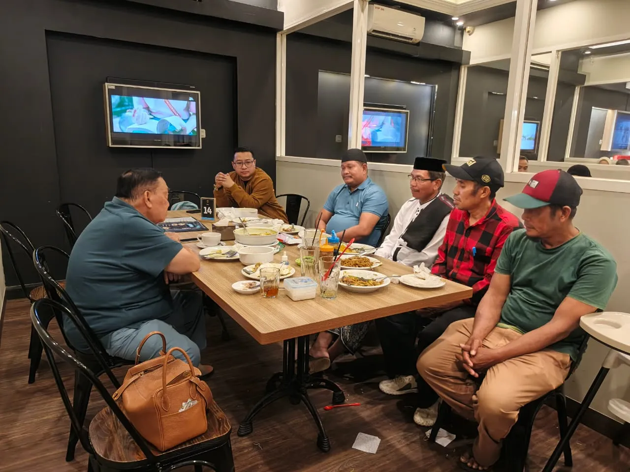 Wagub Sulbar Terima Aspirasi Masyarakat di Rumah Makan, Jalan Tani Jadi Sorotan