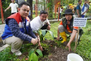 Pertamina Patra Niaga Regional Sulawesi Aksi Nyata Hari Bumi: Pertamina FT Parepare Tanam Pohon Endemik di Kebun Raya Jompie