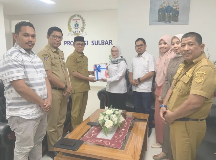 Wakil Ketua DPRD Sulbar St Suraidah didamoingi ketua Komisi IV Abdul Rahim saat Menerima RPJMD Pemprov Sulbar