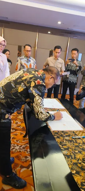 Langkah Besar Gubernur SDK! PAD dari Sawit & Galian C, Rp300 Juta Jadi Rp12 Miliar Per Tahun  *Gubernur SDK dan Pengusaha Sawit Sepakati Kenaikan PAD 300 Juta Menjadi Rp12 Miliar per Tahun