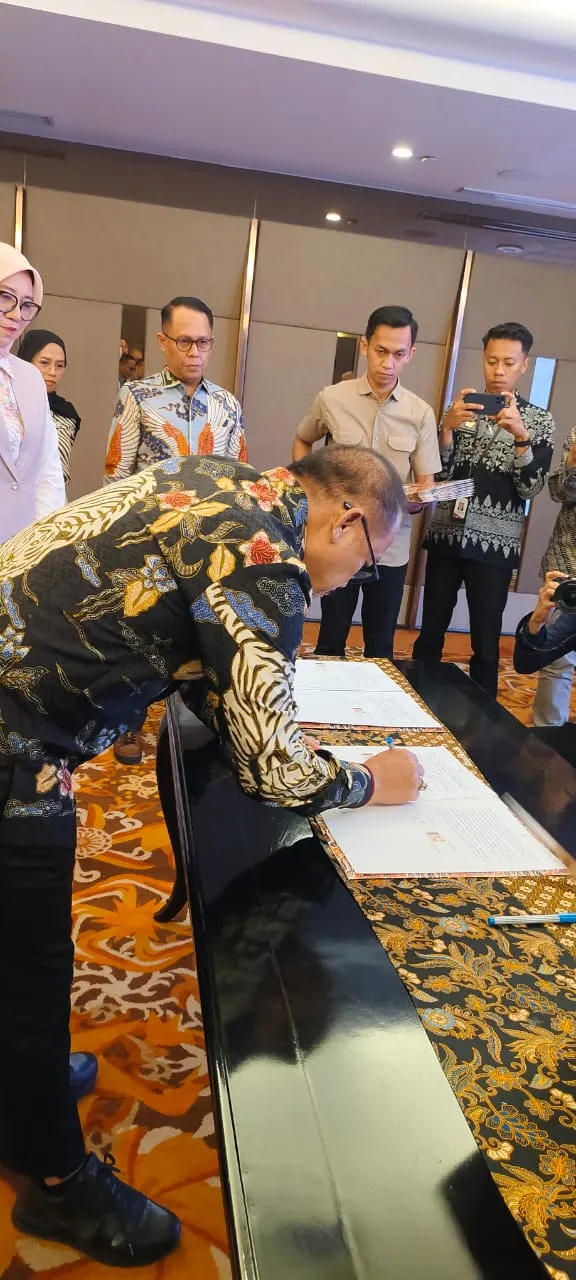 Langkah Besar Gubernur SDK! PAD dari Sawit & Galian C, Rp300 Juta Jadi Rp12 Miliar Per Tahun *Gubernur SDK dan Pengusaha Sawit Sepakati Kenaikan PAD 300 Juta Menjadi Rp12 Miliar per Tahun