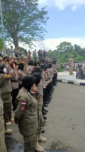 Aksi Lanjutan Tambang Pasir Karossa, Polda Sulbar Perketat Pengamanan di Kantor Gubernur
