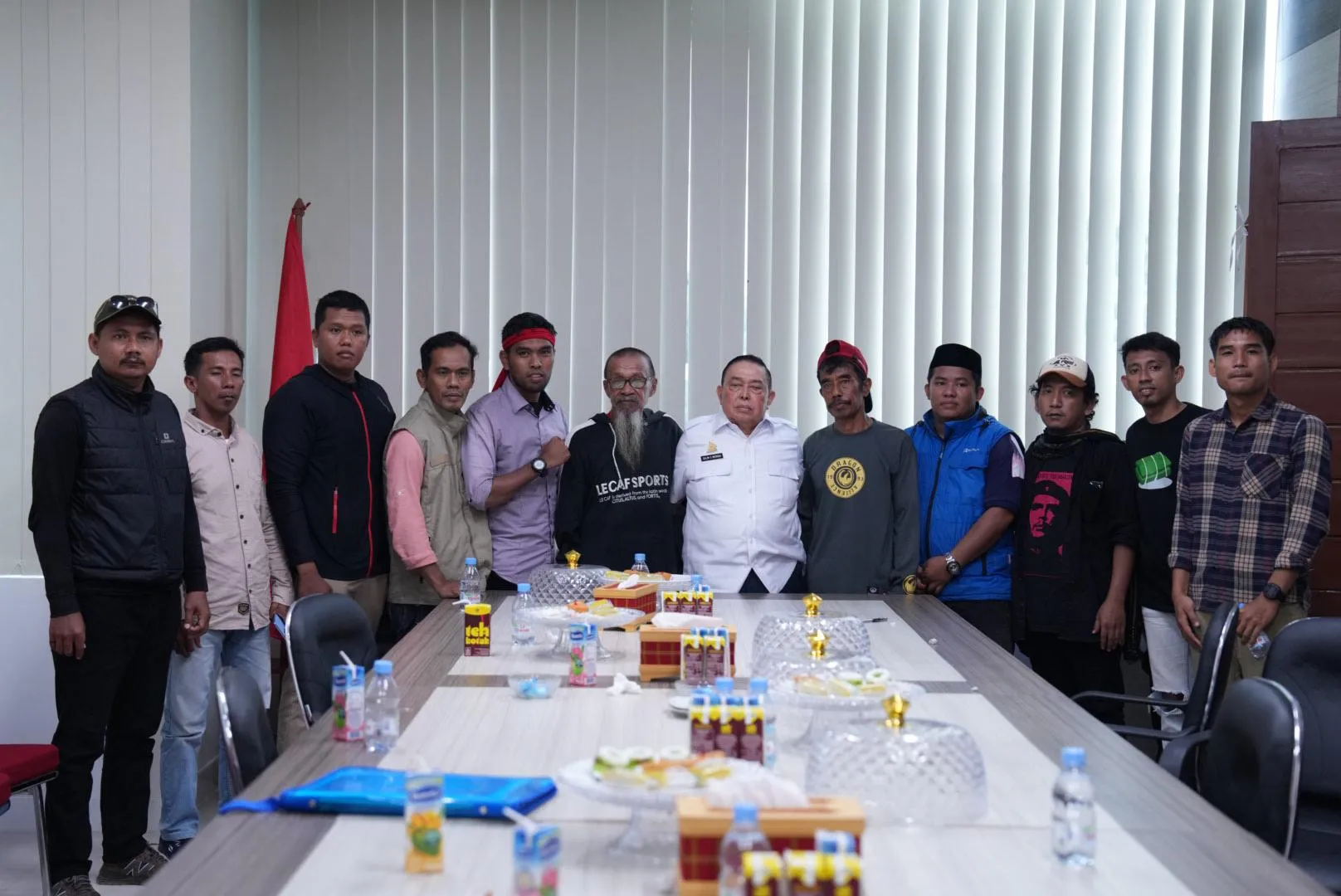 Terima Perwakilan Unjuk Rasa Tolak Tambang Pasir, Wagub Sulbar: Kami Tidak Akan Mengorbankan Rakyat untuk Alasan Memajukan Daerah