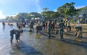 Peduli Lingkungan, TNI Bersama Pemda dan Masyarakat Gelar Karya Bakti Sepanjang Pesisir Pantai Arteri Mamuju