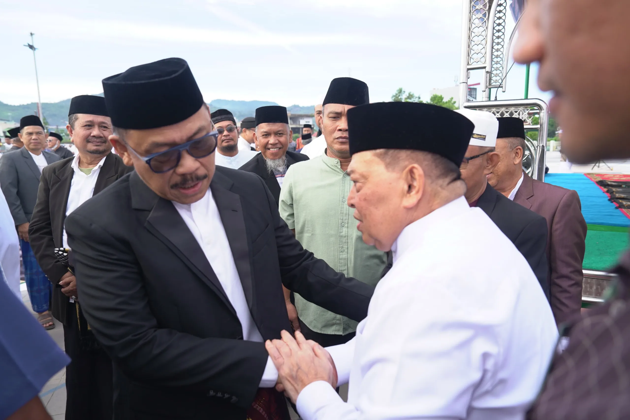 Gubernur dan Wagub Sulbar Salat Idul Adha di Anjungan Pantai Manakarra