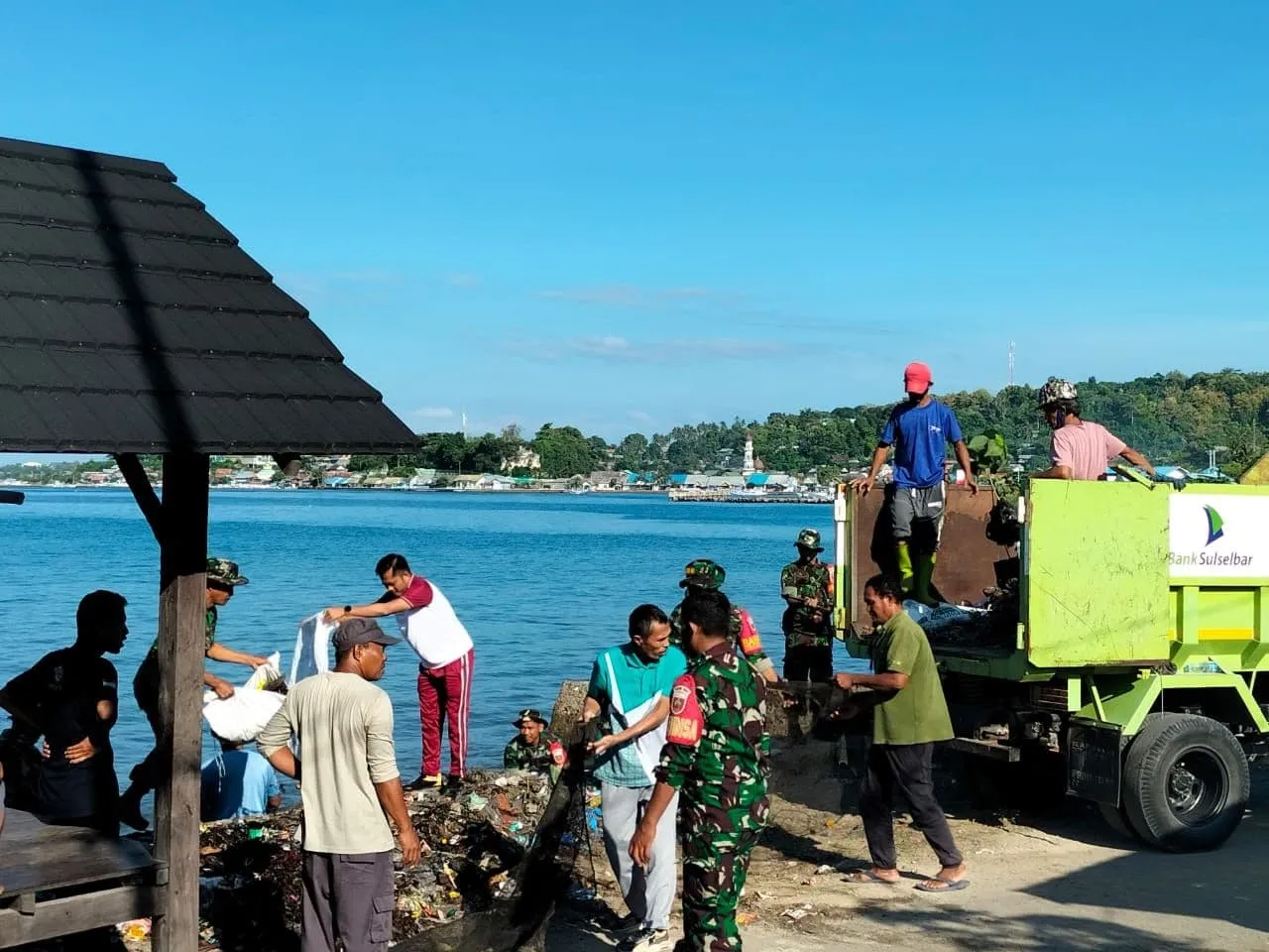 TNI Dari Kodim 1401/Majene Turun Tangan Bersihkan Pesisir Pantai Tanjung Batu