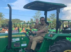 Bupati Mamuju Menyerahkan Alsintam Kepada Kelompok Tani
