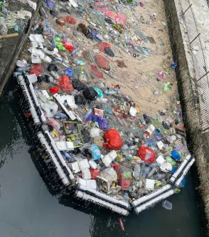 Pertamina Patra Niaga Sulawesi Wujudkan Lingkungan Bersih Lewat Trash Barrier Sungai Pasar Lakessi