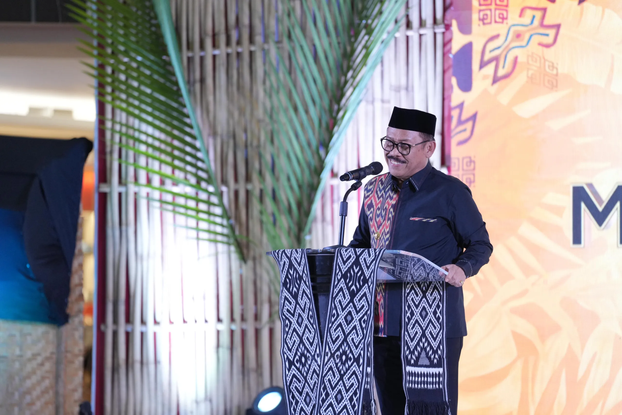 Gubernur Suhardi Duka Berikan Hadiah Umroh kepada Peserta Pawai Ta’aruf di Mamuju