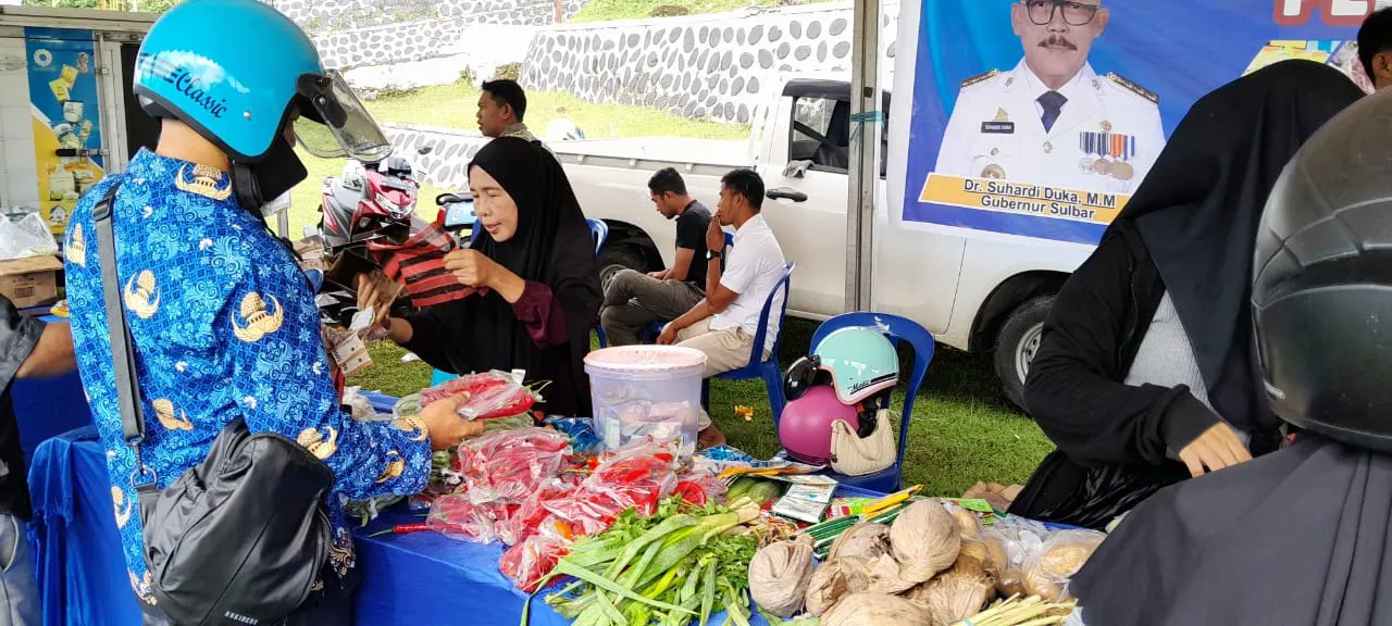 Rayakan HUT Mamuju ke-484, Pemprov Sulbar Gelar Pasar Murah yang Langsung Diserbu Warga