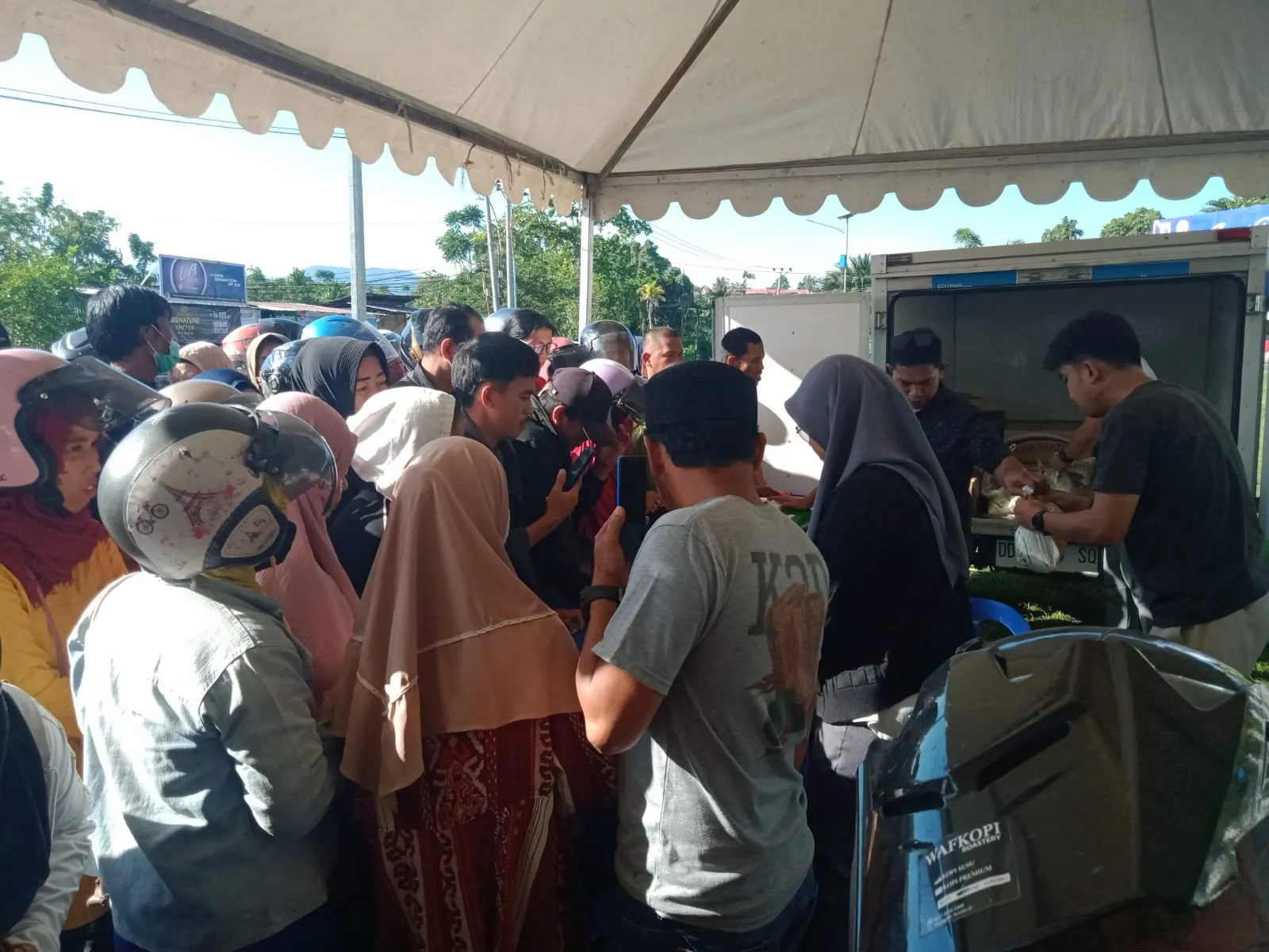 3,5 Ton Beras Habis Terjual dalam Pasar Murah Sulbar, Masyarakat Diimbau Tidak Menimbun*