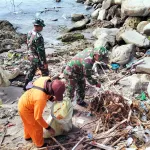 TNI Ajak Warga Bersih-Bersih Pantai di Tinambung