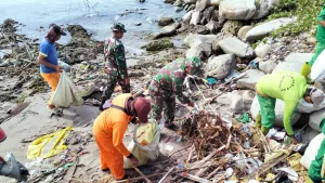 TNI Ajak Warga Bersih-Bersih Pantai di Tinambung