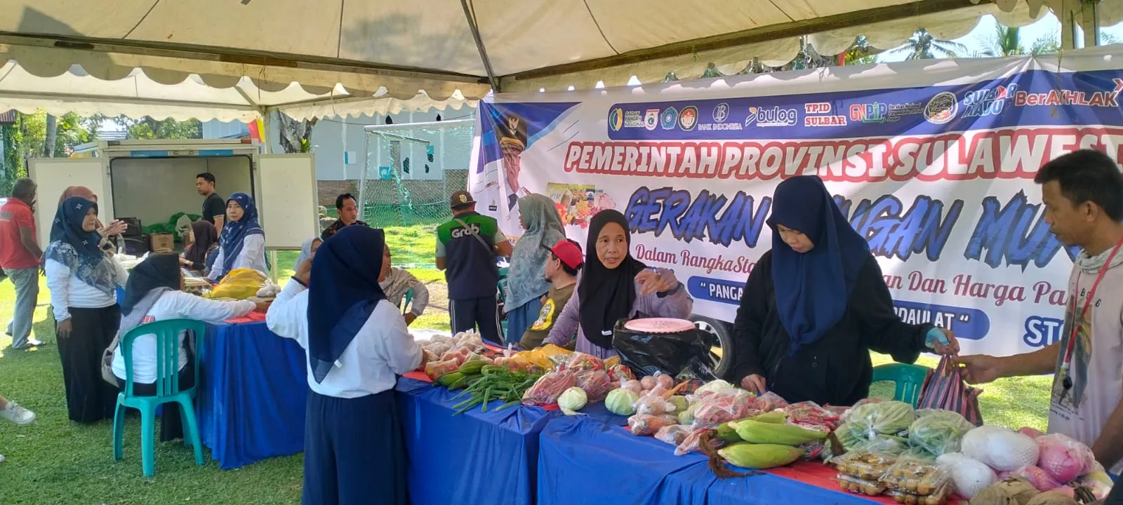 Pasar Murah Pemprov Sulbar di Lapangan Rangas Mamuju, Beras dan Bahan Pokok Lainnya Dijual dengan Harga Terjangkau