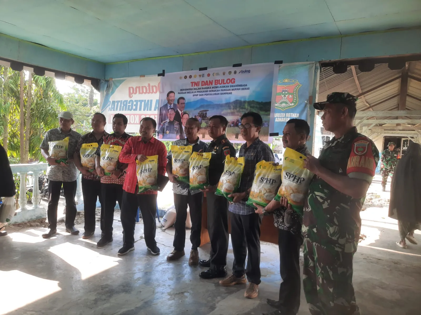 Bulog dan Pemprov Sulbar Salurkan Bantuan Pangan Beras, Dandim Mamuju Hadir dalam Kegiatan Monitoring di Kalukku