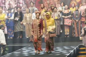 Ketua dan Wakil Ketua Bhayangkari Polda Sulbar Tampil Memukau di Bazar Kreasi Nusantara 2025 dengan Tenun Sekomandi