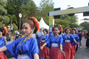 Diikuti 6 Negara, Tim Kesenian Sulbar Tampil Gemilang di Festival Folklore Samarinda