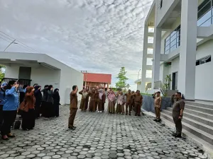 Sekretariat DPRD Provinsi Sulawesi Barat melaksanakan apel pagi yang berlangsung di halaman kantor DPRD