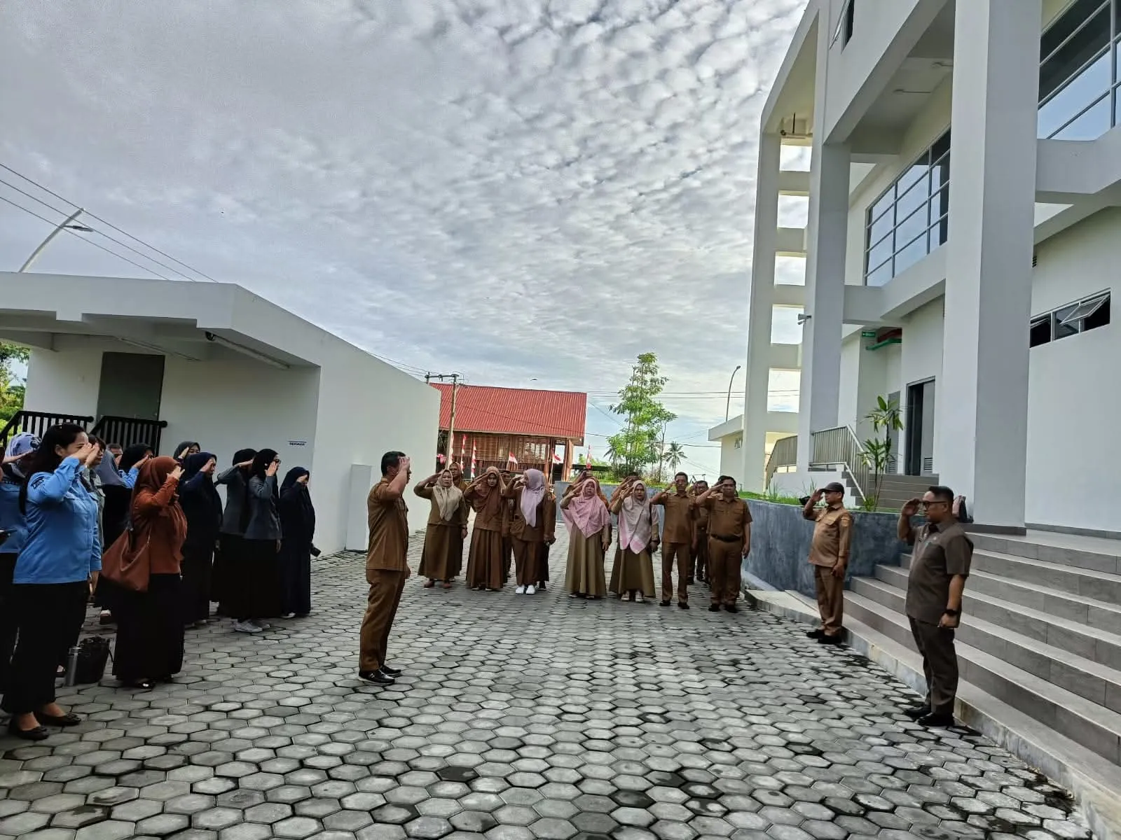 Sekretariat DPRD Provinsi Sulawesi Barat melaksanakan apel pagi yang berlangsung di halaman kantor DPRD