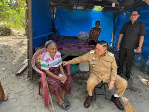Wagub Sulbar Kunjungi Warga Kurang Mampu Tinggal di Gubuk Tak Layak Huni