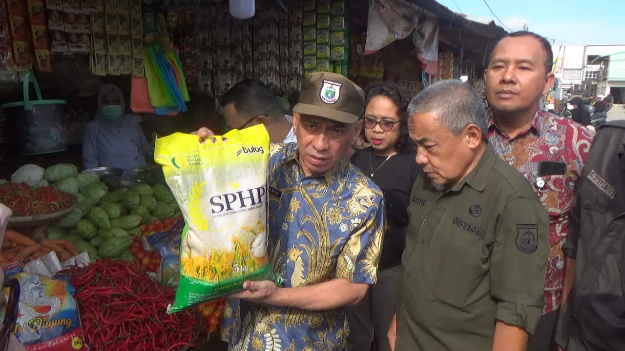 Satgas Pangan Sulbar Sidak dan Melakukan Pengukuran Timbangan Bahan Pokok di Pasar