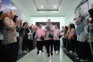 Semarak HUT RI : Staf Ahli PKK Sulbar Teliti Kerapihan dan Kreativitas Kantor OPD
