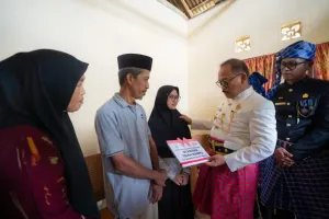 Momentum HUT RI ke-80, Plt Karo Pemkesra Dampingi Gubernur Sulbar, Sambangi Rumah Penerima Beasiswa