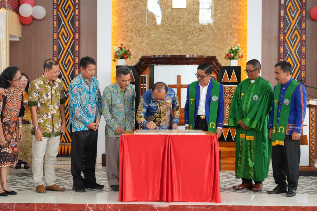 Gubernur Sulbar Resmikan Prasasti GTM Bukit Zaitun Mamuju, Janjikan Ambulans untuk Jemaat