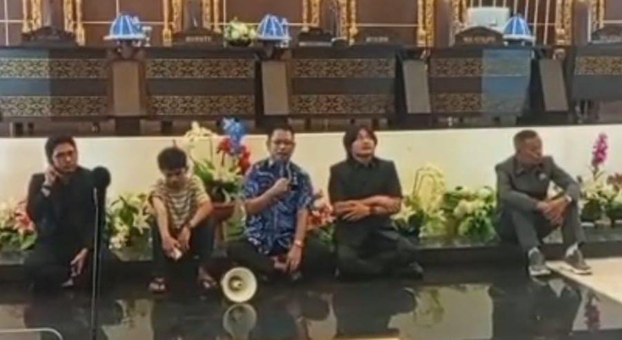 Sebagai Bentuk Solidaritas, Mahasiswa Mamuju Gelar Aksi Di Gedung DPRD Mamuju