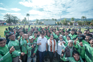 Gubernur Sulbar dan Bupati Mamuju Bagikan Beras Gratis untuk Ratusan Ojol, Driver Ojol : Komitmen Jaga Keamanan Daerah