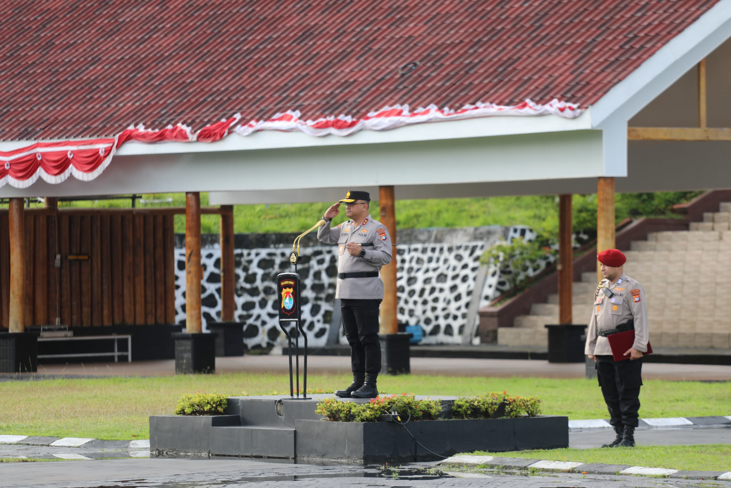 Kapolda Sulbar Pimpin Upacara Peringatan Hari Olahraga Nasional ke-42, Kobarkan Semangat Persatuan Bangsa