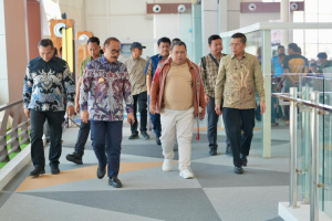 Gubernur Suhardi Duka Jemput Langsung Anggota VI BPK RI Fathan Subchi di Bandara Tampa Padang Mamuju