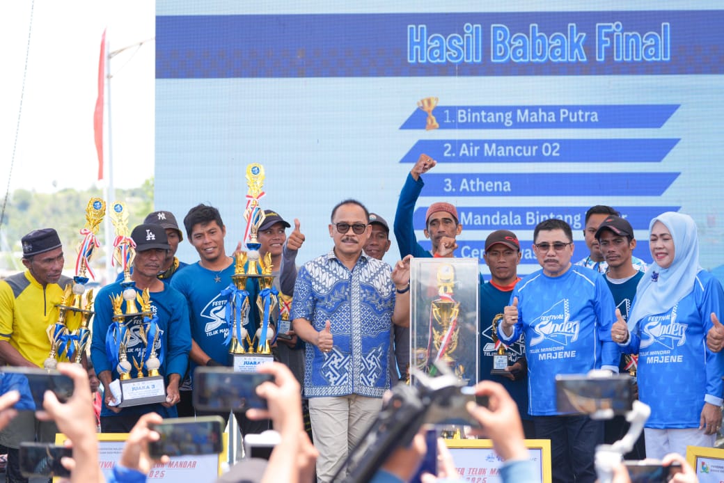 Gubernur Hadiri Final Festival Sandeq Teluk Mandar 2025, Masyarakat Antusias Serbu Pasar Murah