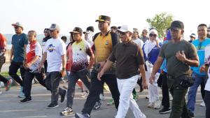 Kapolda Sulbar Ramaikan Jalan Santai, Gelorakan Semangat Sehat dan Dukungan UMKM di Pantai Manakarra