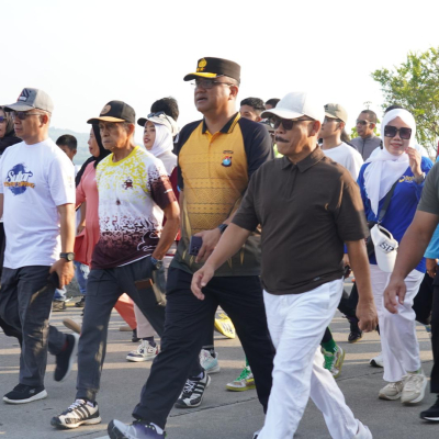 Kapolda Sulbar Ramaikan Jalan Santai, Gelorakan Semangat Sehat dan Dukungan UMKM di Pantai Manakarra