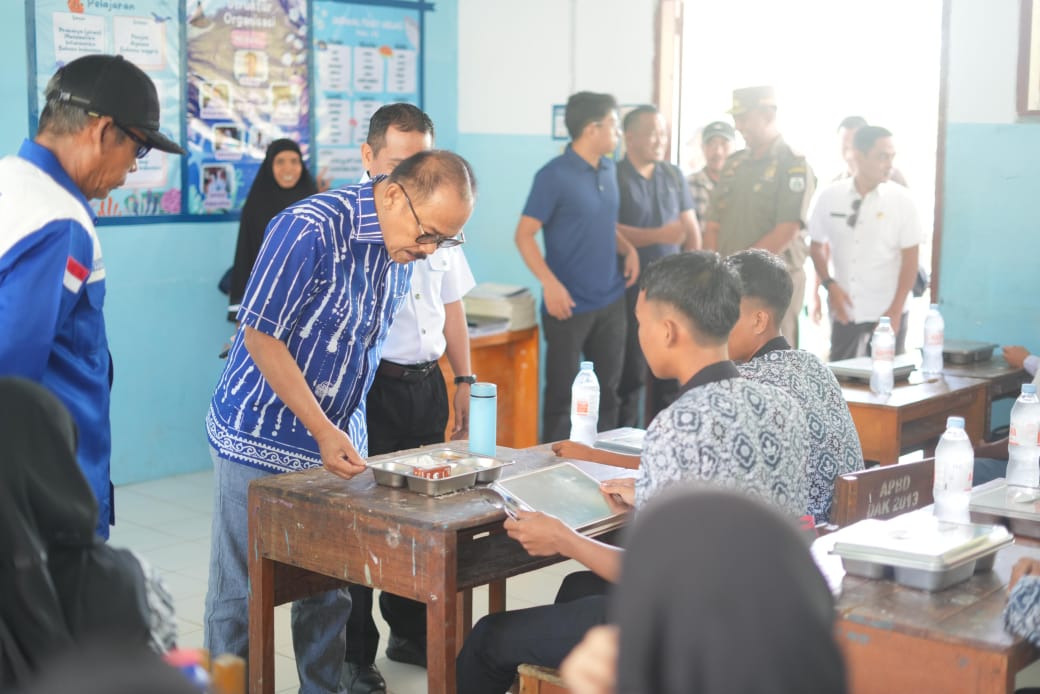 Dukung Program Prabowo, Gubernur Sulbar Pantau Langsung Pelaksanaan MBG di Sekolah