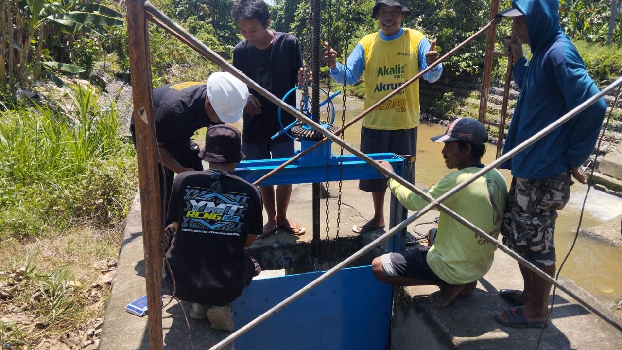 Tepat Musim Tanam, UPTD PSDA Perbaiki Pintu Penguras Bendung Irigasi Tobadak