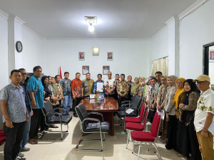 Penghargaan Atas Pengabdian: BKD Sulbar Serahkan SK Purna Bhakti kepada Kepala Dinas PMD Yakob F. Solon