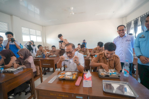 Pastikan Sterilitas MBG, Gubernur Suhardi Duka Cicipi Langsung Makanan Siswa di SMKN 1 Rangas