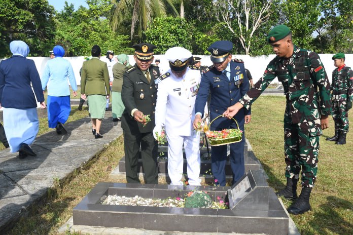 Peringati HUT Ke-80 TNI, Kasrem 142/Tatag Pimpin Upacara Ziarah Nasional di TMP Pati’di Mamuju