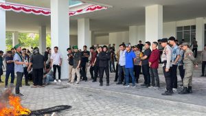 Terima Aksi Demonstrasi, Ketua Komisi I Janji Tindaklanjuti Aspirasi HMI Badko Sulbar