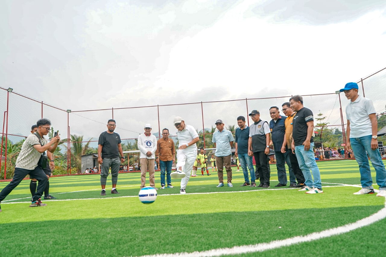 Gubernur Suhardi Duka Resmikan Lapangan Mini Soccer All Star Kalukku, Dorong Pembinaan Generasi Muda
