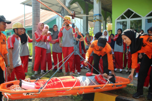 Belajar Jadi Penolong Sejak Dini, Pertamina Patra Niaga Sulawesi Hadirkan Simulasi Siaga Bencana Seru di SMA 8 Mandai