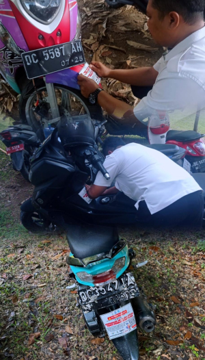 Sadar Pajak Dimulai dari Dalam: BPKPD Sulbar Gelar Aksi Tempel Stiker di Lingkungan Pemprov, Ingatkan ASN Bayar Pajak Kendaraan